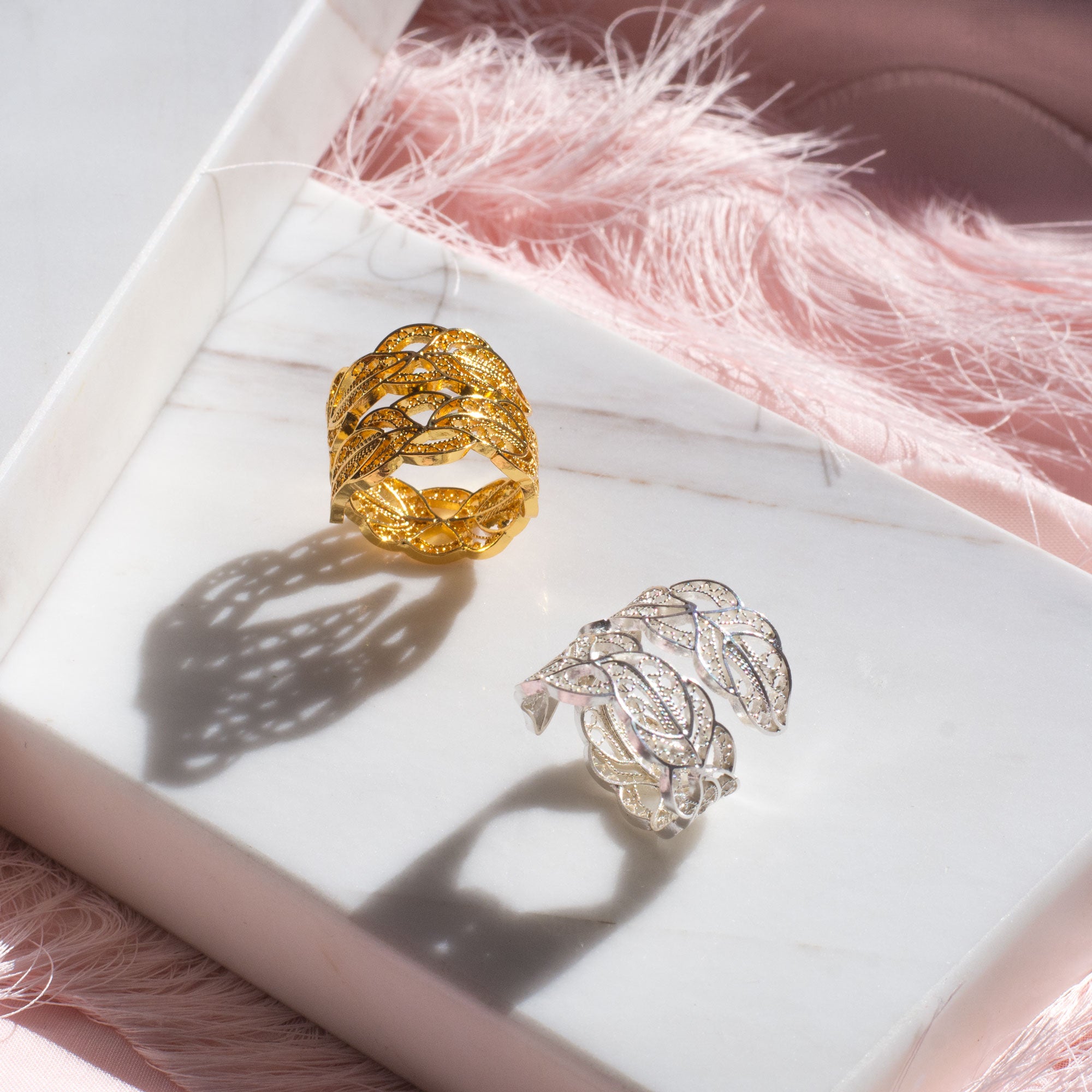 Anillo en filigrana momposina con forma de hojas abierto elaborado en plata 9.80 con chapado en oro de 24 kilates y protección en laca cataforética. Parte de la colección ELYSIA, inspirada en las coronas de laurel y las trenzas que adornaban a las antiguas griegas.  Joyas en plata hechas a mano por Artesanos Colombianos, Joya en filigrana momposina.