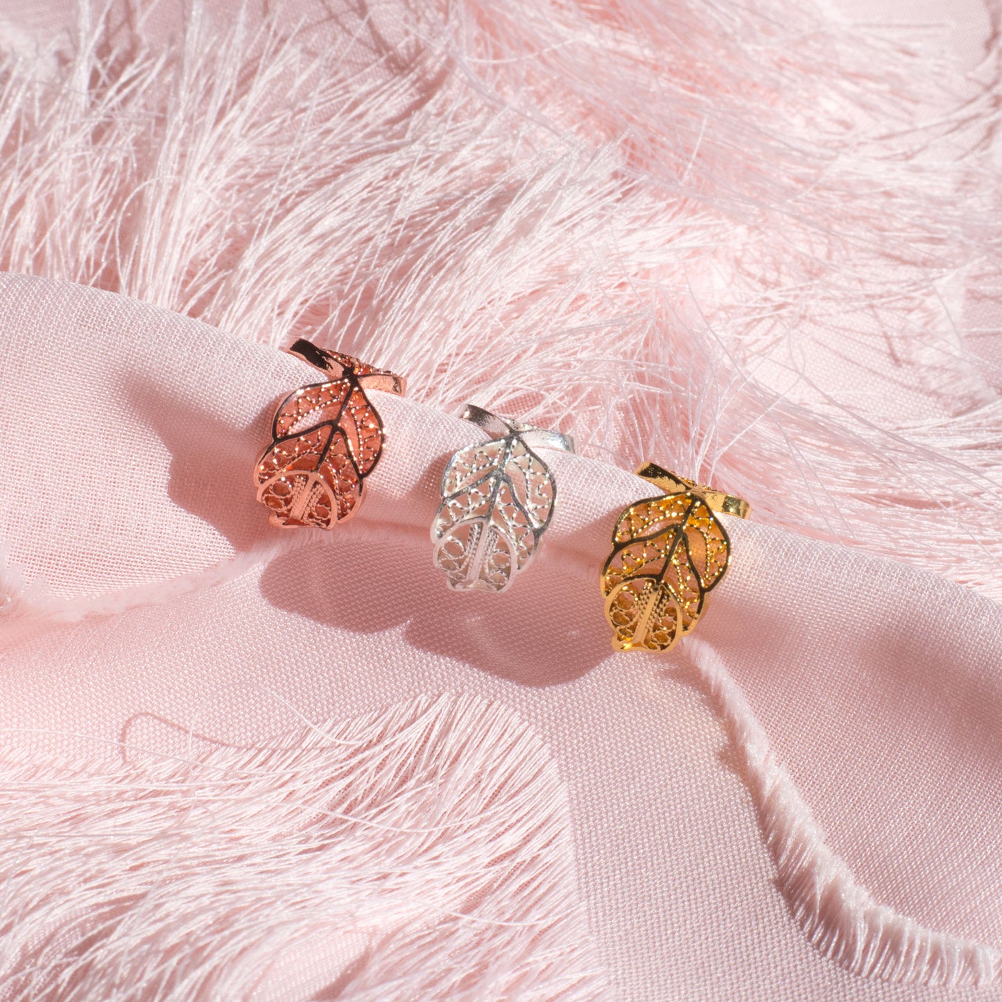 Aretes earcuff en filigrana momposina elaborados en plata 9.80 con chapado en oro de 24 kilates u oro rosado y protección en laca cataforética.