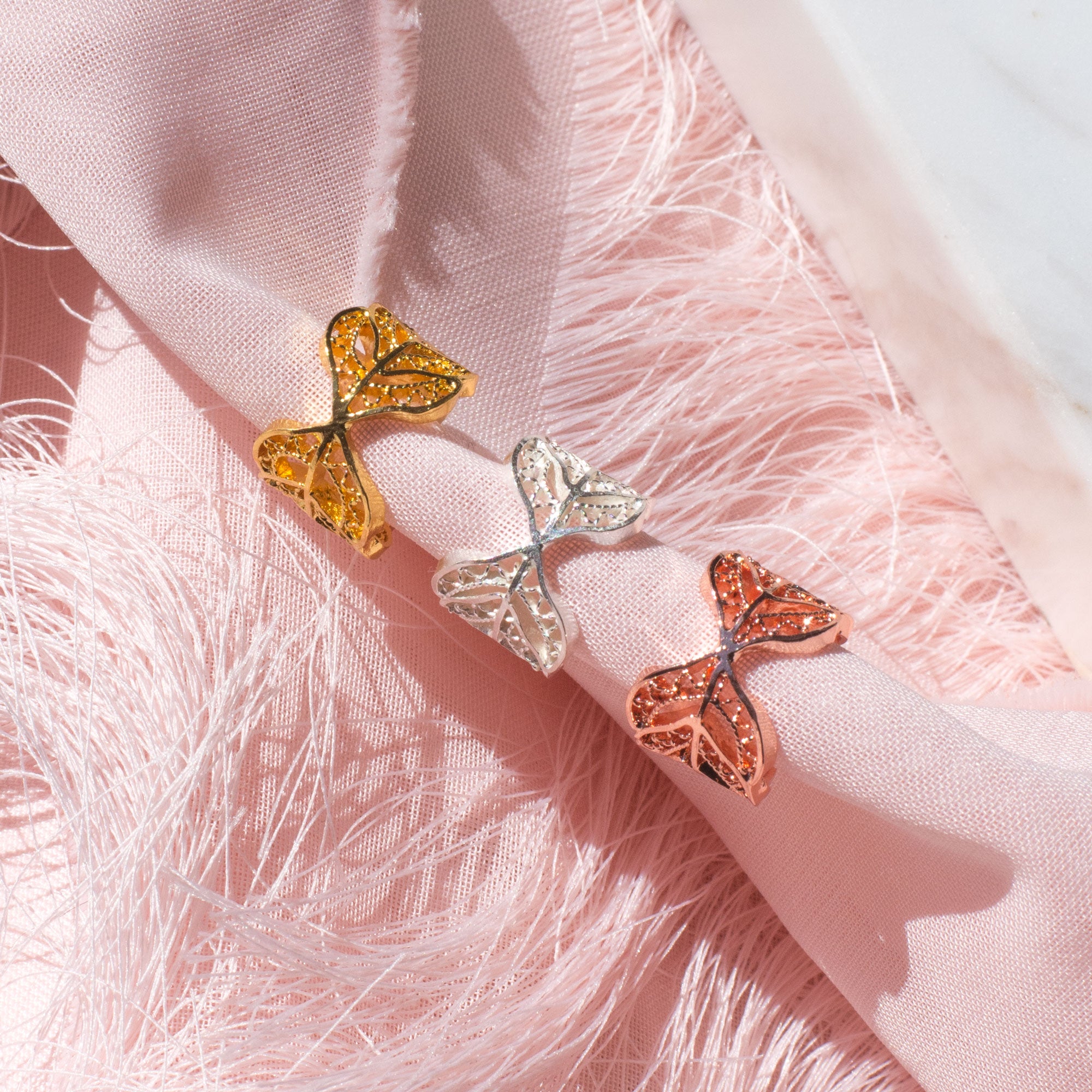 Aretes earcuff en filigrana momposina elaborados en plata 9.80 con chapado en oro de 24 kilates u oro rosado y protección en laca cataforética.