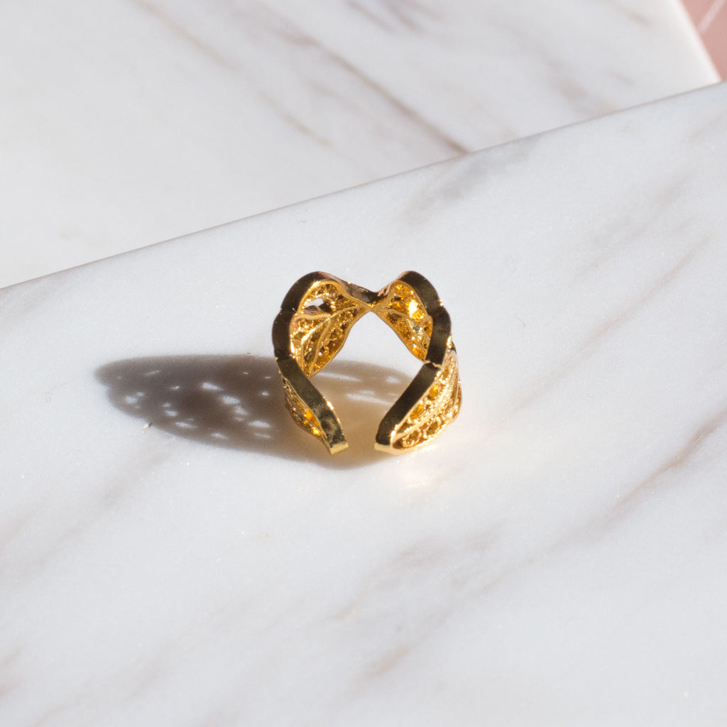 Aretes earcuff en filigrana momposina elaborados en plata 9.80 con chapado en oro de 24 kilates u oro rosado y protección en laca cataforética.