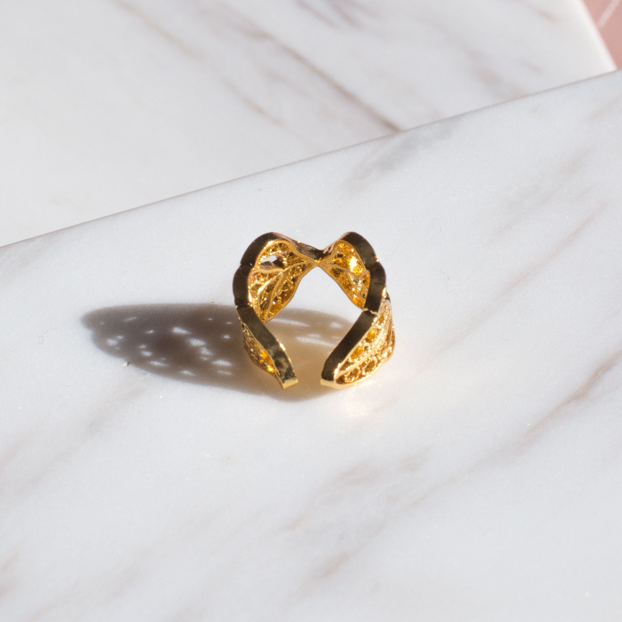 Aretes earcuff en filigrana momposina elaborados en plata 9.80 con chapado en oro de 24 kilates u oro rosado y protección en laca cataforética.