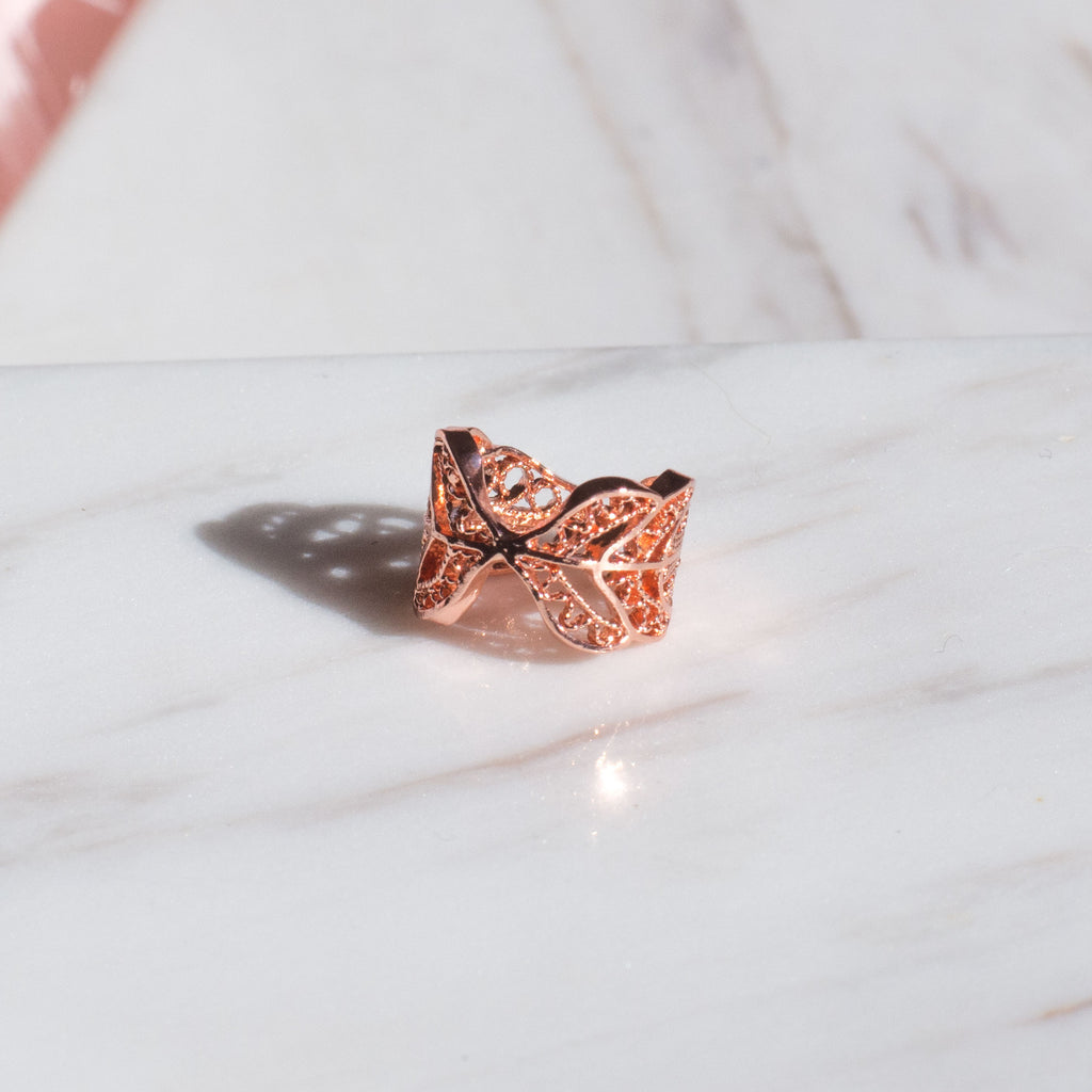 Aretes earcuff en filigrana momposina elaborados en plata 9.80 con chapado en oro de 24 kilates u oro rosado y protección en laca cataforética.