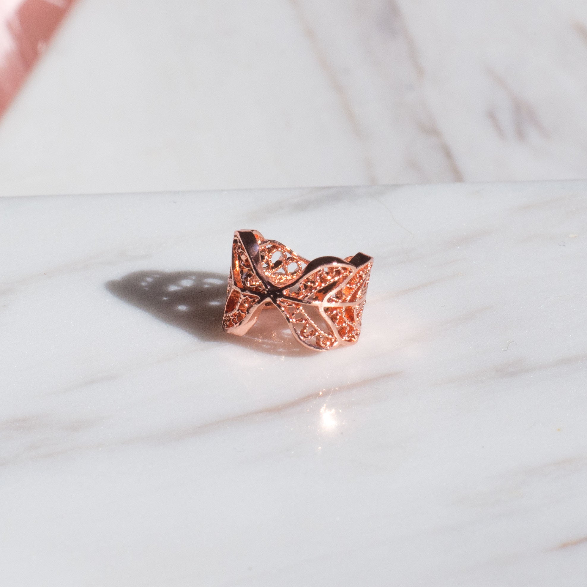 Aretes earcuff en filigrana momposina elaborados en plata 9.80 con chapado en oro de 24 kilates u oro rosado y protección en laca cataforética.