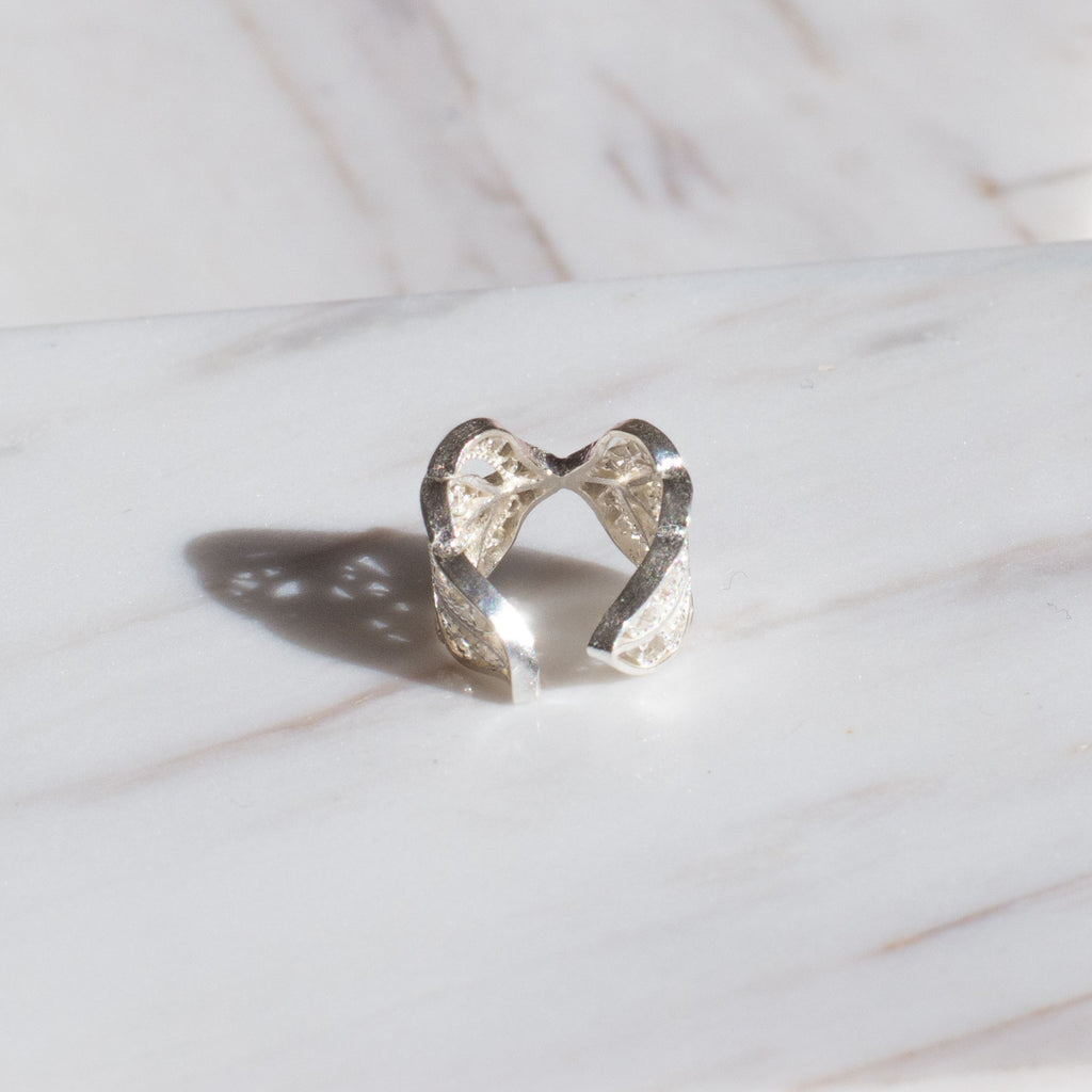 Aretes earcuff en filigrana momposina elaborados en plata 9.80 con chapado en oro de 24 kilates u oro rosado y protección en laca cataforética.