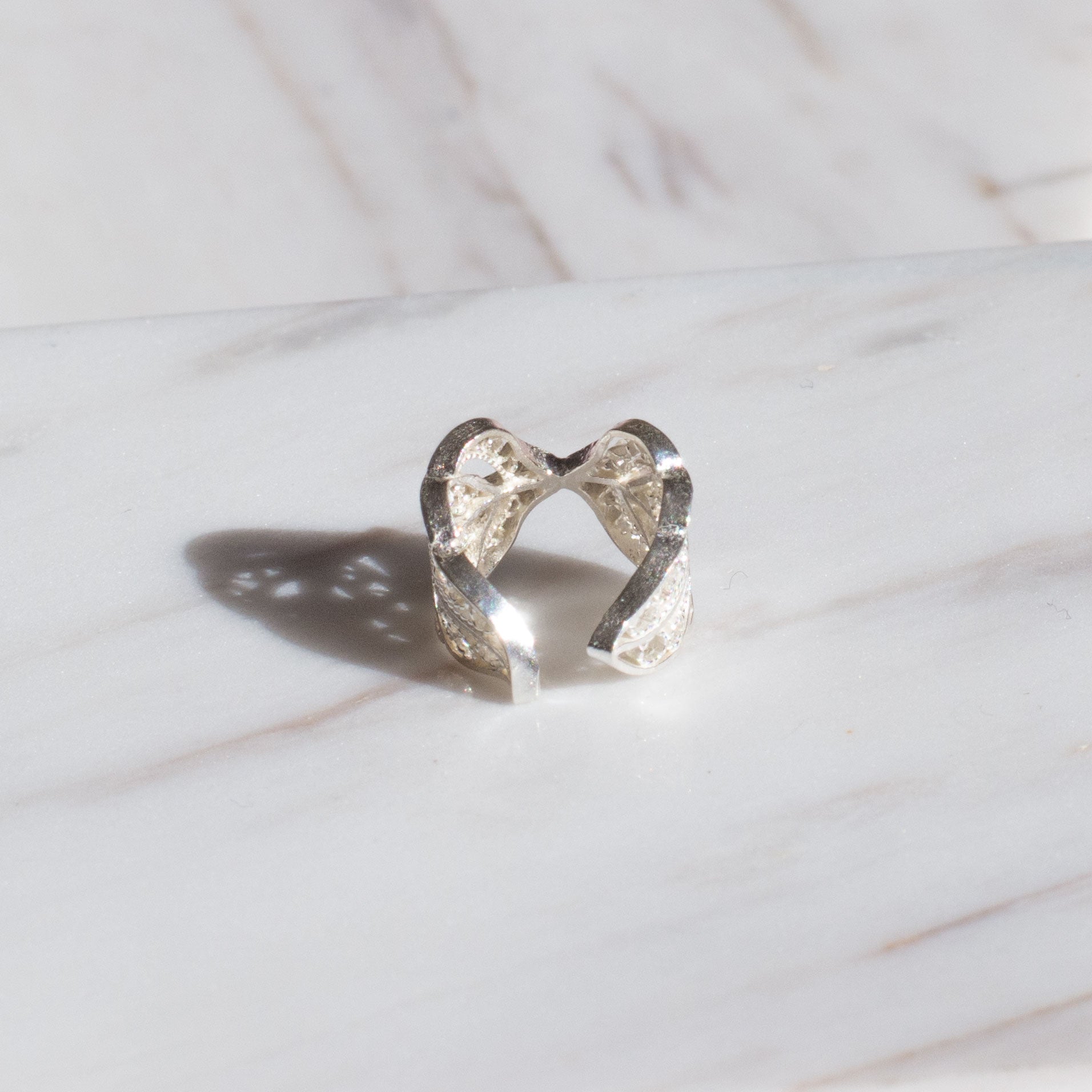 Aretes earcuff en filigrana momposina elaborados en plata 9.80 con chapado en oro de 24 kilates u oro rosado y protección en laca cataforética.