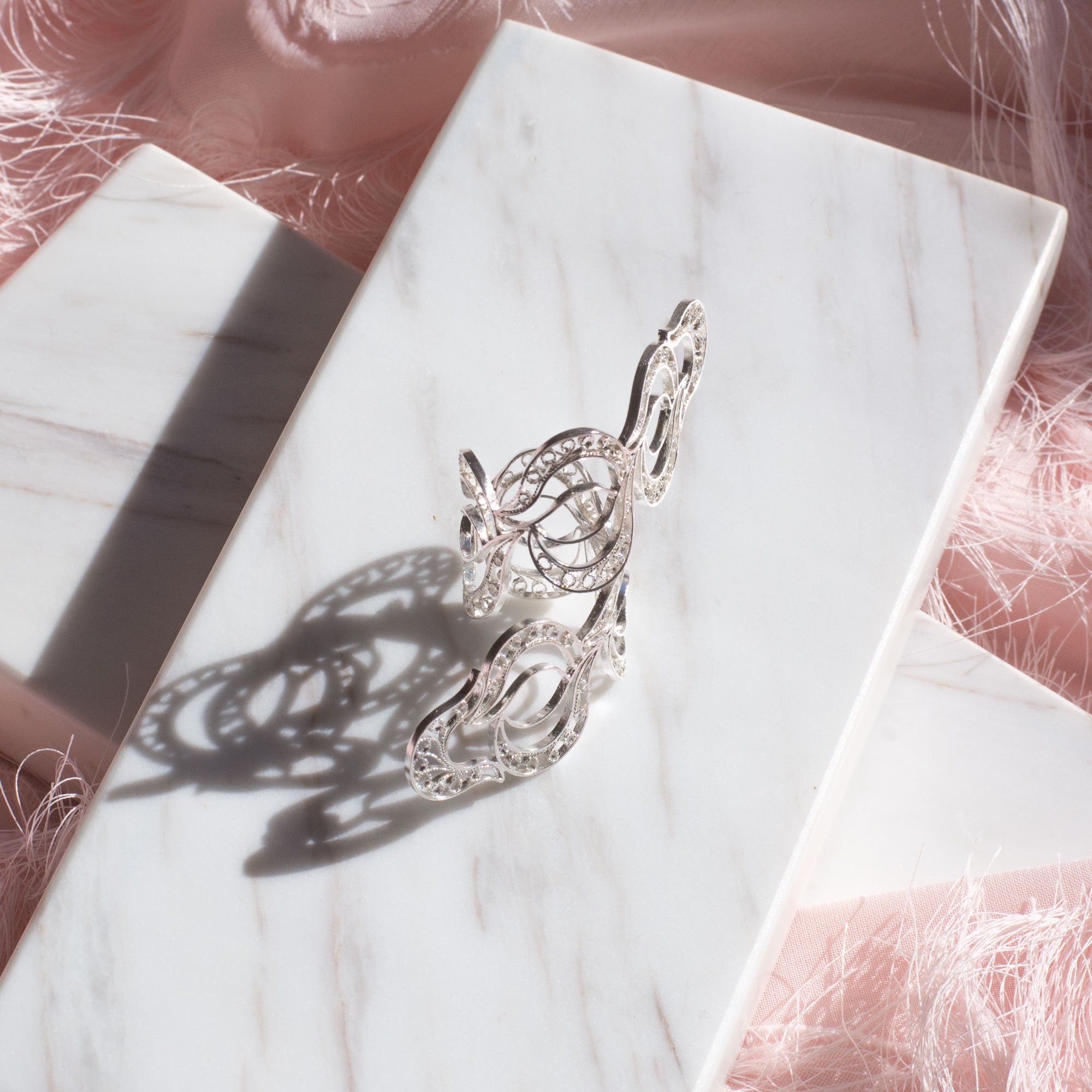 Anillo en filigrana momposina solapado elaborado en plata 9.80 con chapado en oro de 24 kilates y protección en laca cataforética. Parte de la colección Elysia, Inspirada en las coronas de laurel y feminidad y belleza de las trenzas griegas.