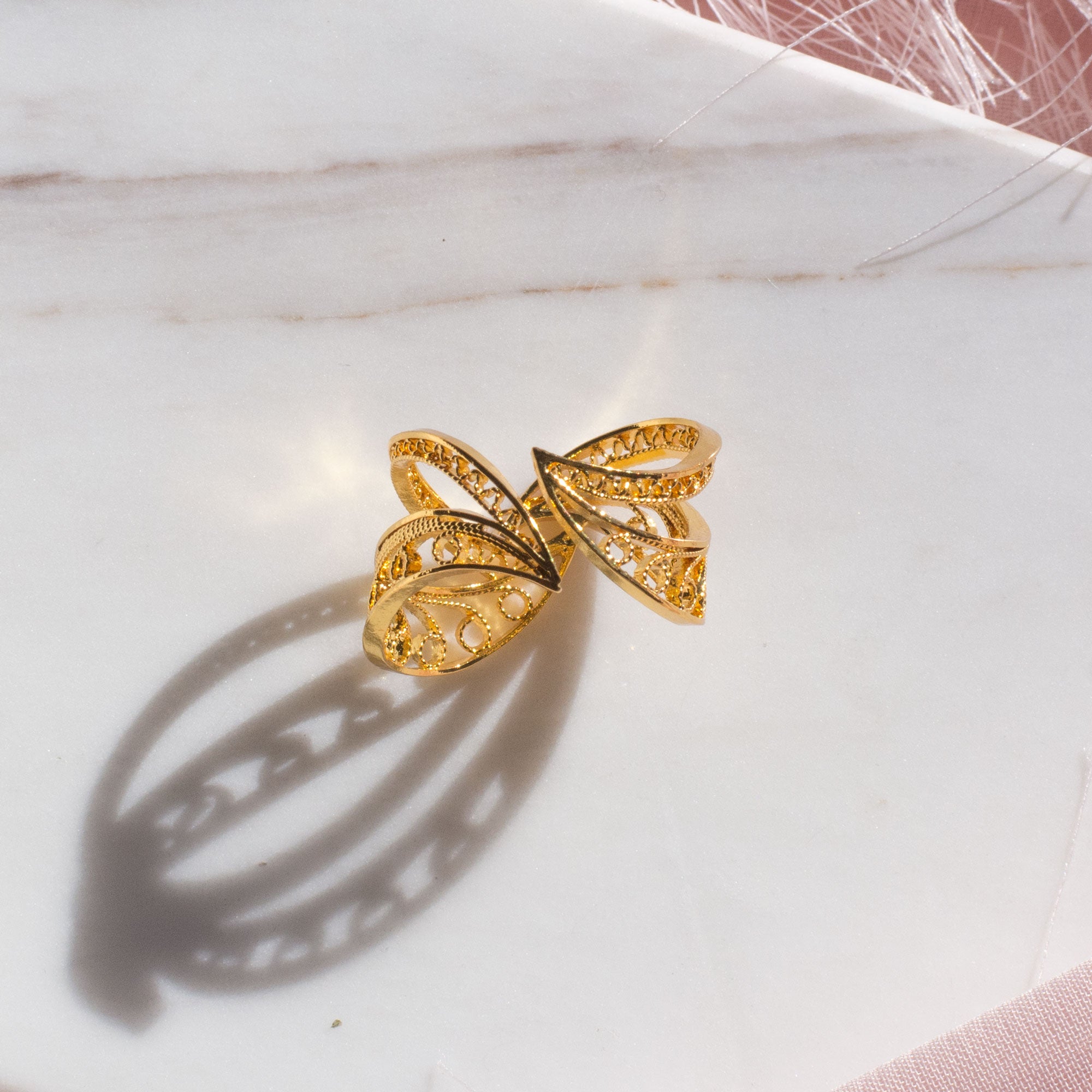 Anillo en filigrana momposina abierto elaborado en plata 9.80 con chapado en oro de 24 kilates y protección en laca cataforética. Perfectos para combinar con tus looks del día a día. Joyas elaboradas en plata hechas a mano por Artesanos Colombianos.