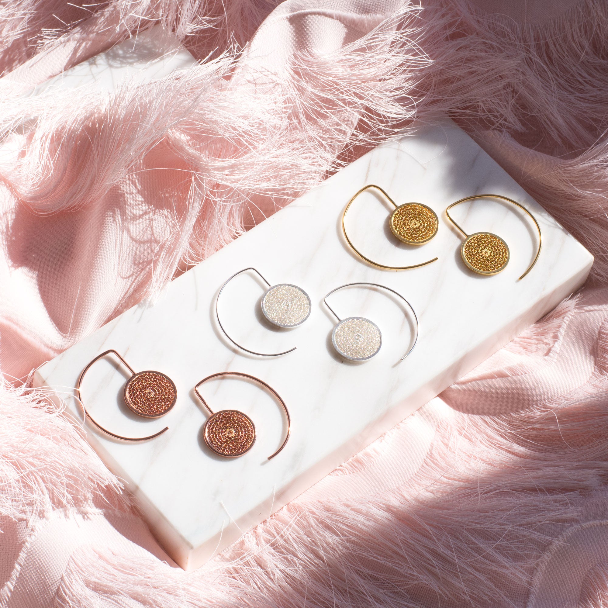 Aretes en filigrana momposina elaborados en plata 9.80 con chapado en oro de 24 kilates