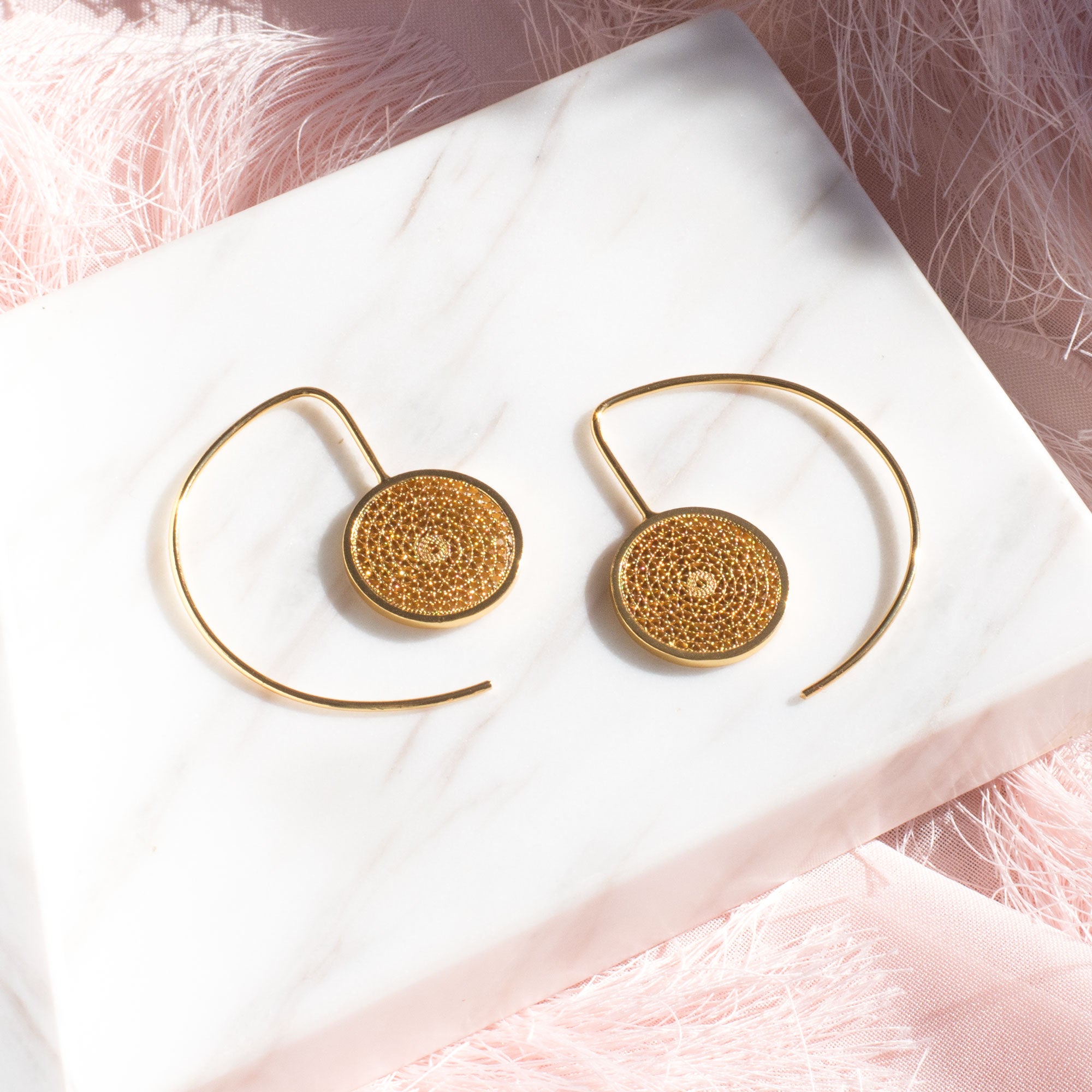 Aretes en filigrana momposina elaborados en plata 9.80 con chapado en oro de 24 kilates