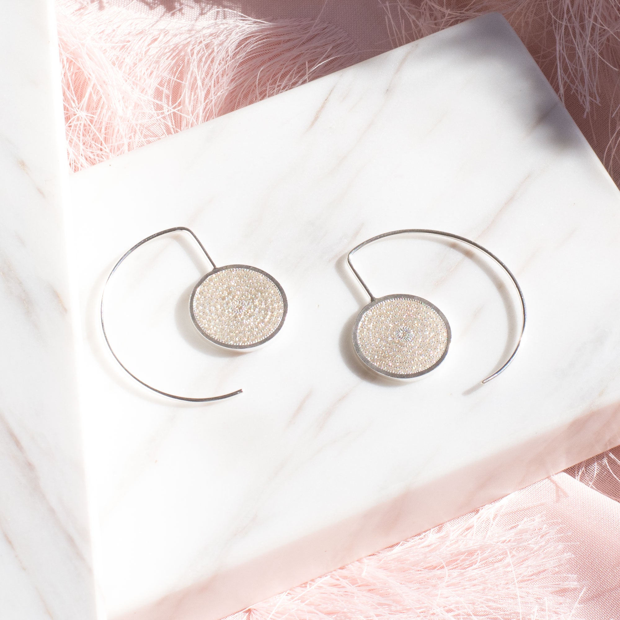 Aretes en filigrana momposina elaborados en plata 9.80 con chapado en oro de 24 kilates