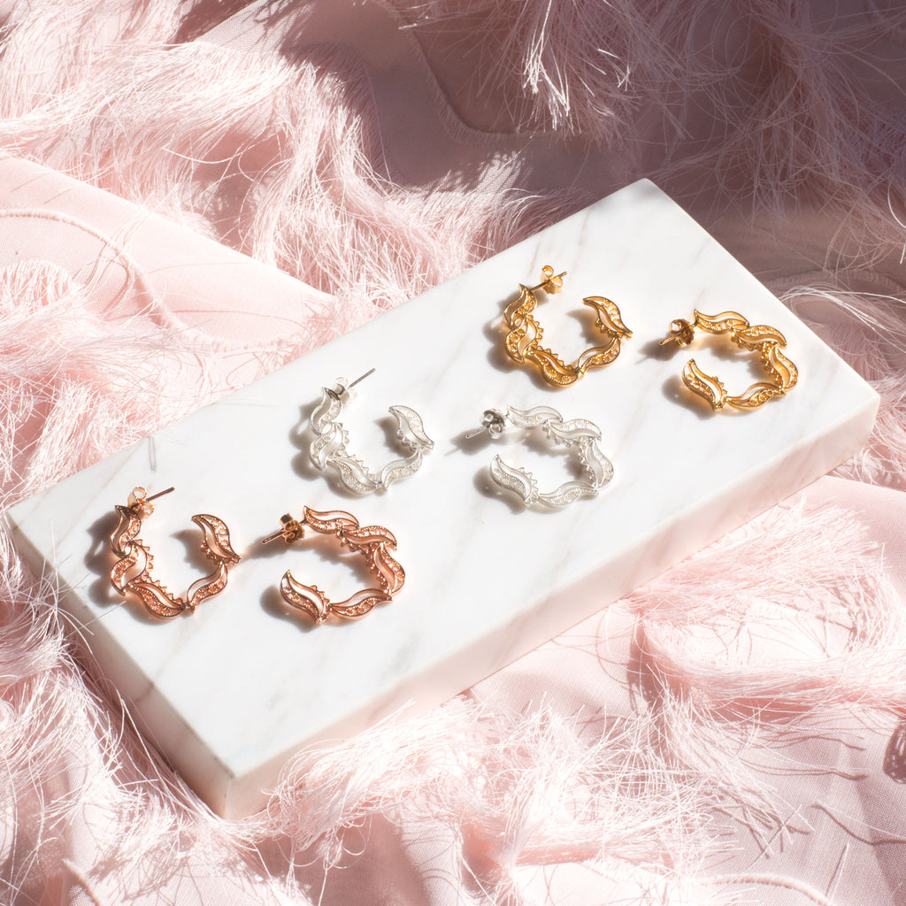 Aretes en filigrana momposina tipo gancho o candonga elaborados en plata 9.80 chapados en oro de 24 kilates u oro rosa y protección en laca cataforética.