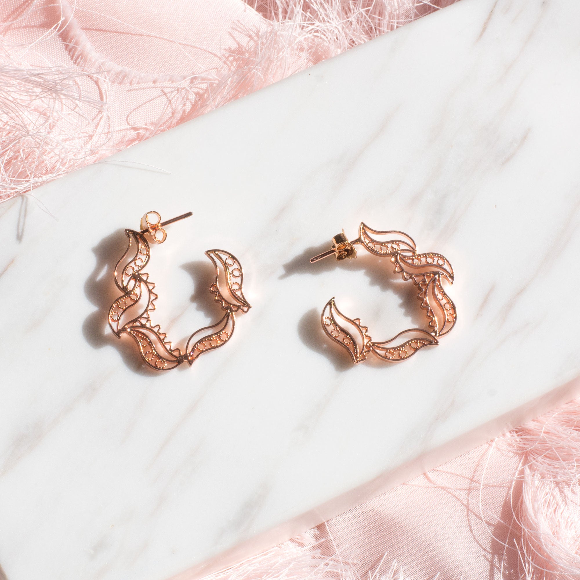 Aretes en filigrana momposina tipo gancho o candonga elaborados en plata 9.80 chapados en oro de 24 kilates u oro rosa y protección en laca cataforética.