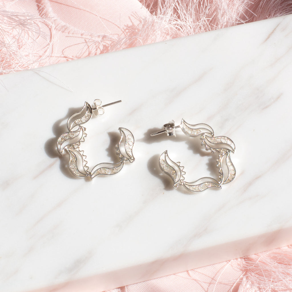 Aretes en filigrana momposina tipo gancho o candonga elaborados en plata 9.80 chapados en oro de 24 kilates u oro rosa y protección en laca cataforética.