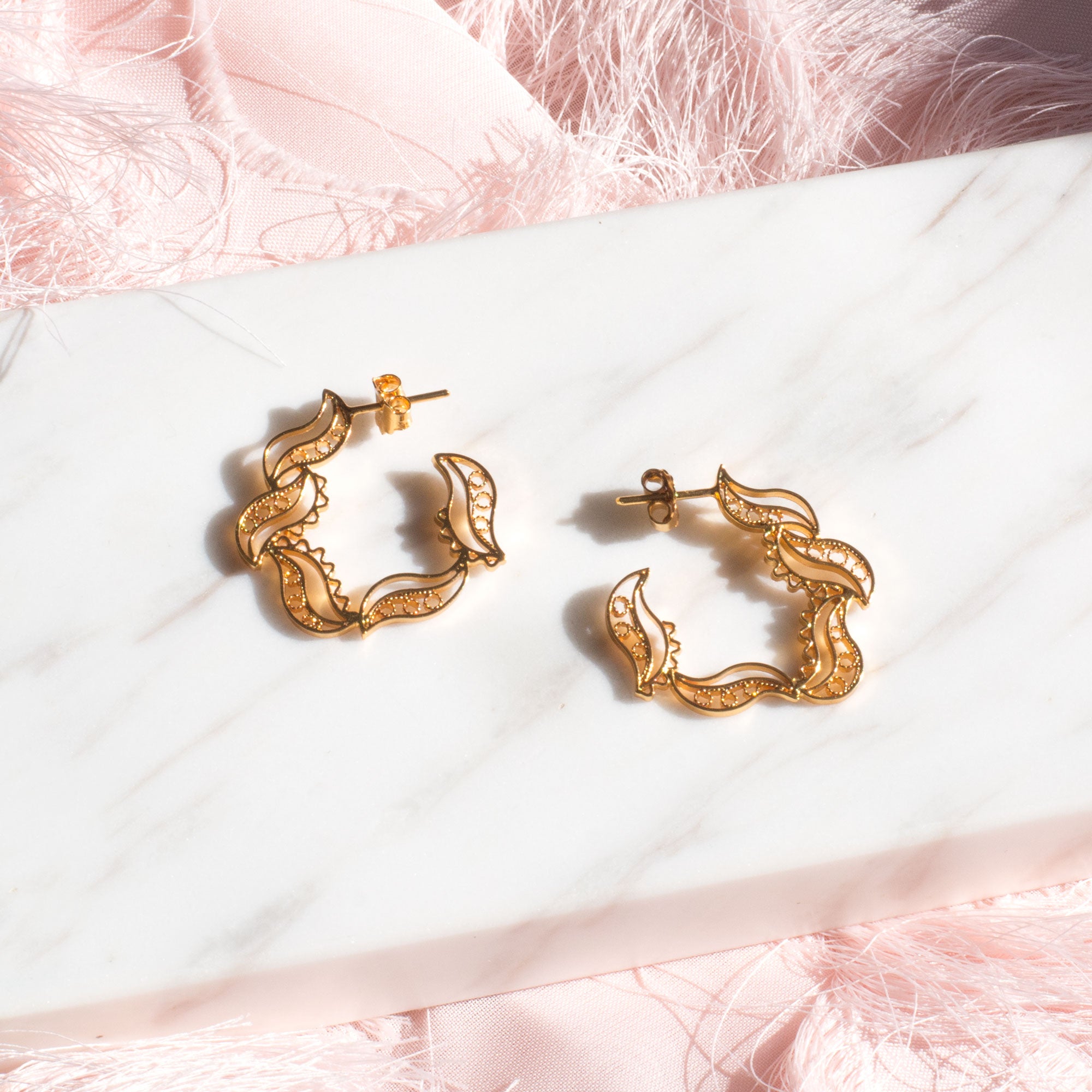 Aretes en filigrana momposina tipo gancho o candonga elaborados en plata 9.80 chapados en oro de 24 kilates u oro rosa y protección en laca cataforética.