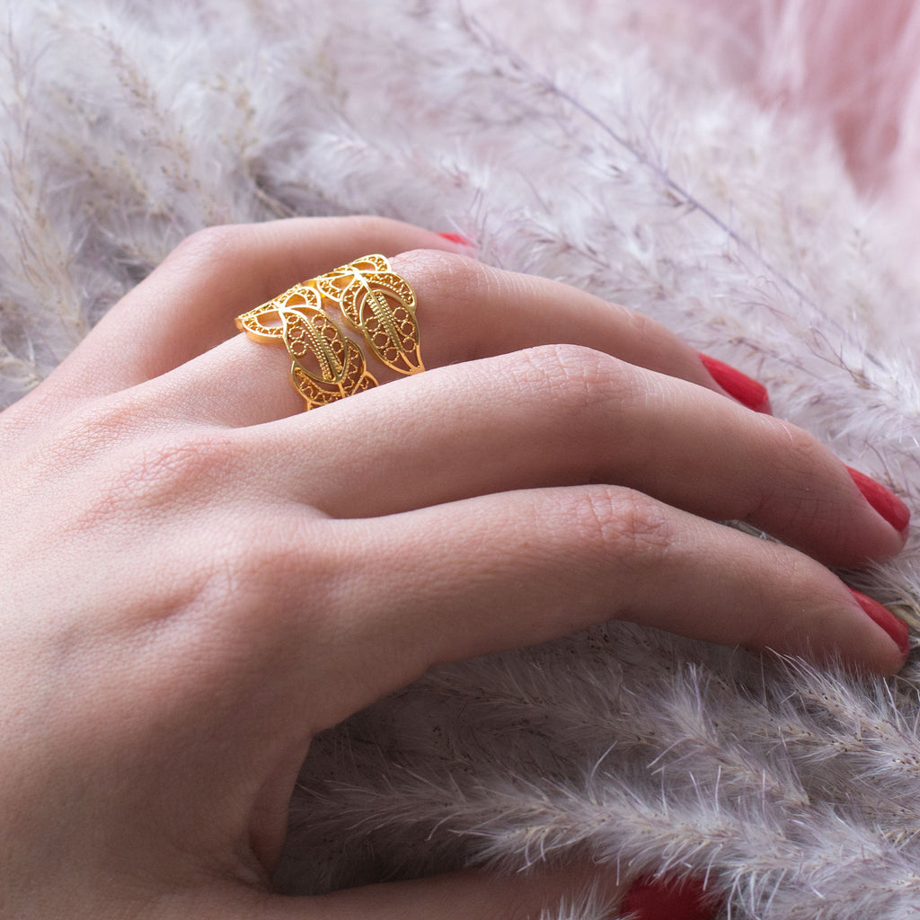 Anillo en filigrana momposina con forma de hojas abierto elaborado en plata 9.80 con chapado en oro de 24 kilates y protección en laca cataforética. Parte de la colección ELYSIA, inspirada en las coronas de laurel y las trenzas que adornaban a las antiguas griegas.  Joyas en plata hechas a mano por Artesanos Colombianos, Joya en filigrana momposina.