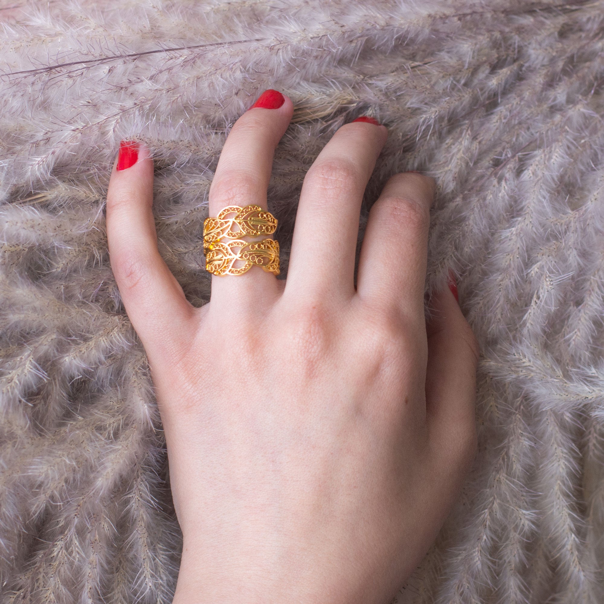 Anillo en filigrana momposina con forma de hojas abierto elaborado en plata 9.80 con chapado en oro de 24 kilates y protección en laca cataforética. Parte de la colección ELYSIA, inspirada en las coronas de laurel y las trenzas que adornaban a las antiguas griegas.  Joyas en plata hechas a mano por Artesanos Colombianos, Joya en filigrana momposina.