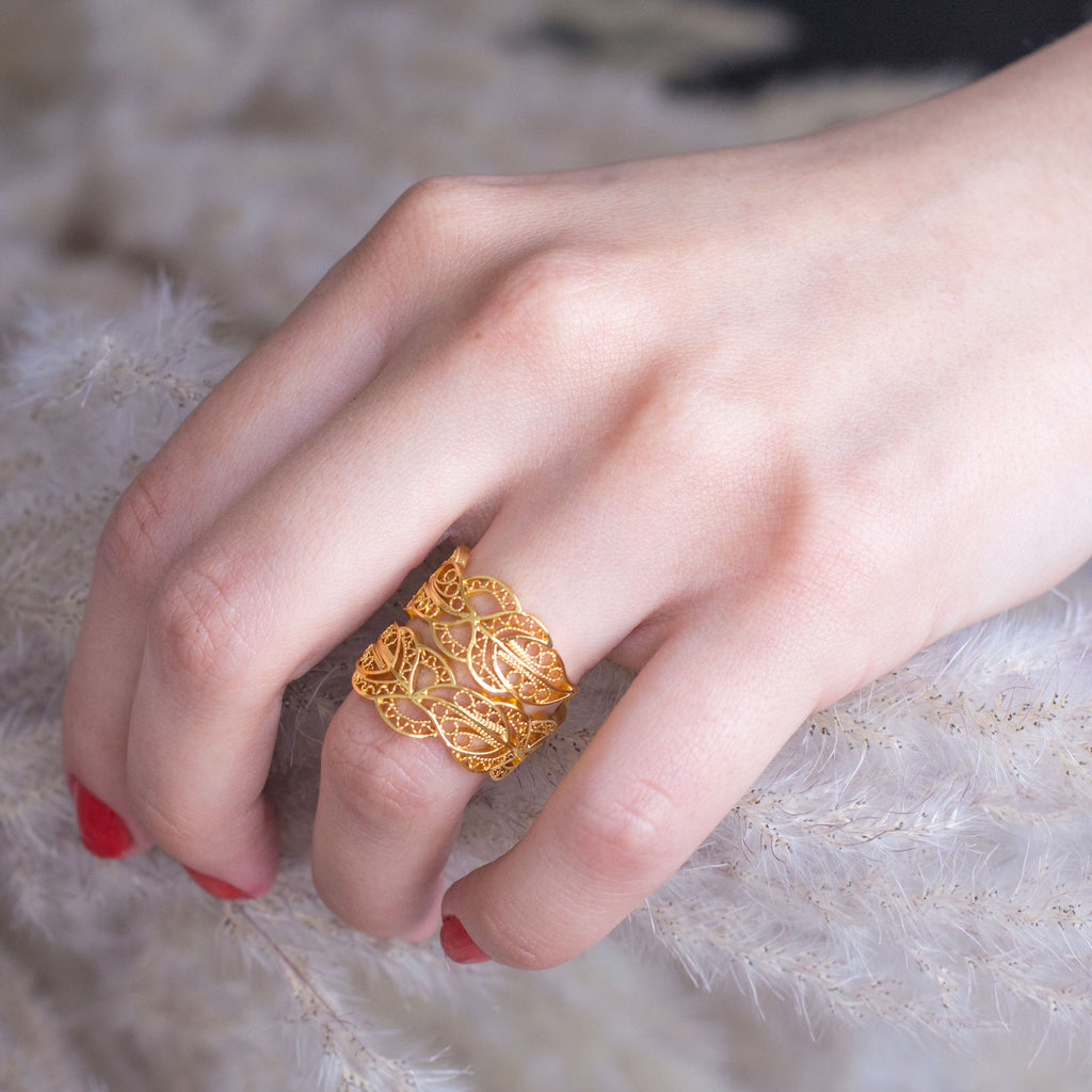 Anillo en filigrana momposina con forma de hojas abierto elaborado en plata 9.80 con chapado en oro de 24 kilates y protección en laca cataforética. Parte de la colección ELYSIA, inspirada en las coronas de laurel y las trenzas que adornaban a las antiguas griegas.  Joyas en plata hechas a mano por Artesanos Colombianos, Joya en filigrana momposina.