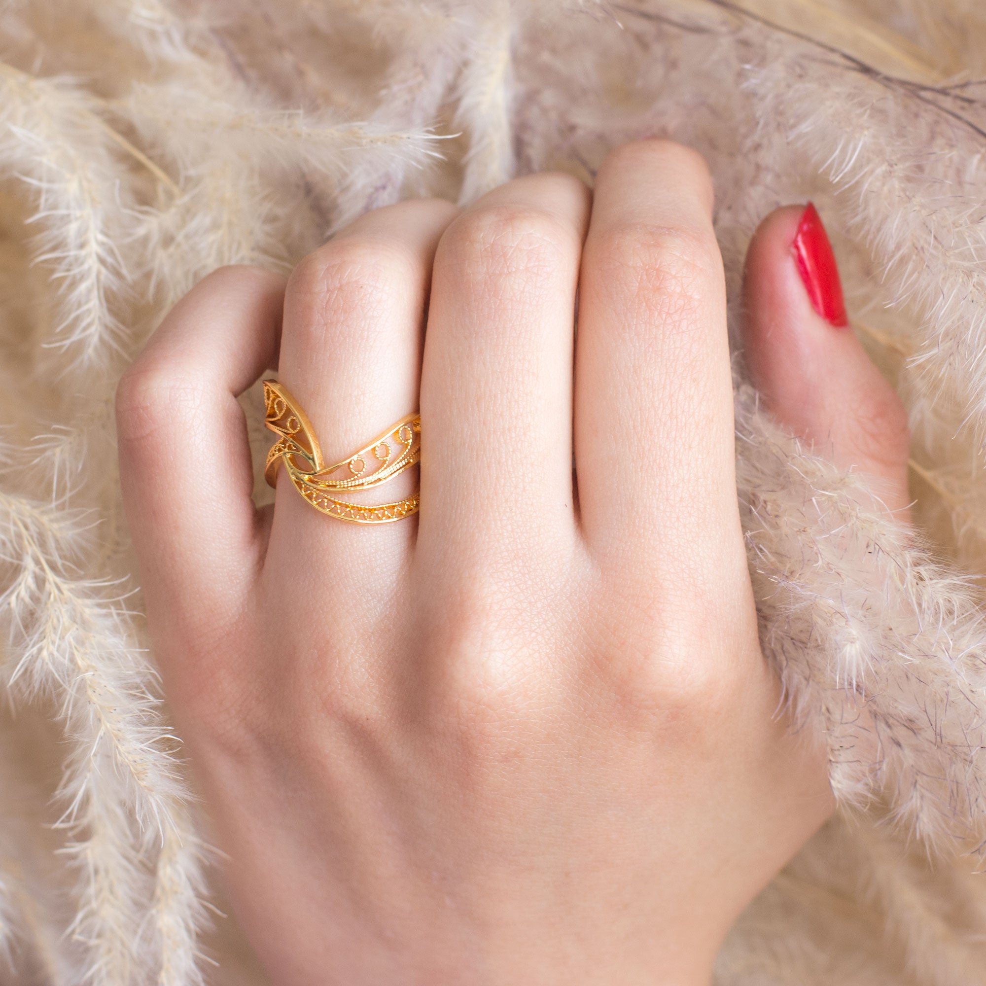 Anillo en filigrana momposina abierto elaborado en plata 9.80 con chapado en oro de 24 kilates y protección en laca cataforética. Perfectos para combinar con tus looks del día a día. Joyas elaboradas en plata hechas a mano por Artesanos Colombianos.