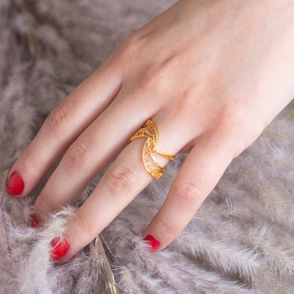 Anillo en filigrana momposina abierto elaborado en plata 9.80 con chapado en oro de 24 kilates y protección en laca cataforética. Perfectos para combinar con tus looks del día a día. Joyas elaboradas en plata hechas a mano por Artesanos Colombianos.