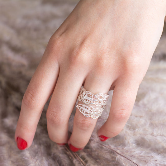 Anillo en filigrana momposina con forma de hojas abierto elaborado en plata 9.80 con chapado en oro de 24 kilates y protección en laca cataforética. Parte de la colección ELYSIA, inspirada en las coronas de laurel y las trenzas que adornaban a las antiguas griegas.  Joyas en plata hechas a mano por Artesanos Colombianos, Joya en filigrana momposina.