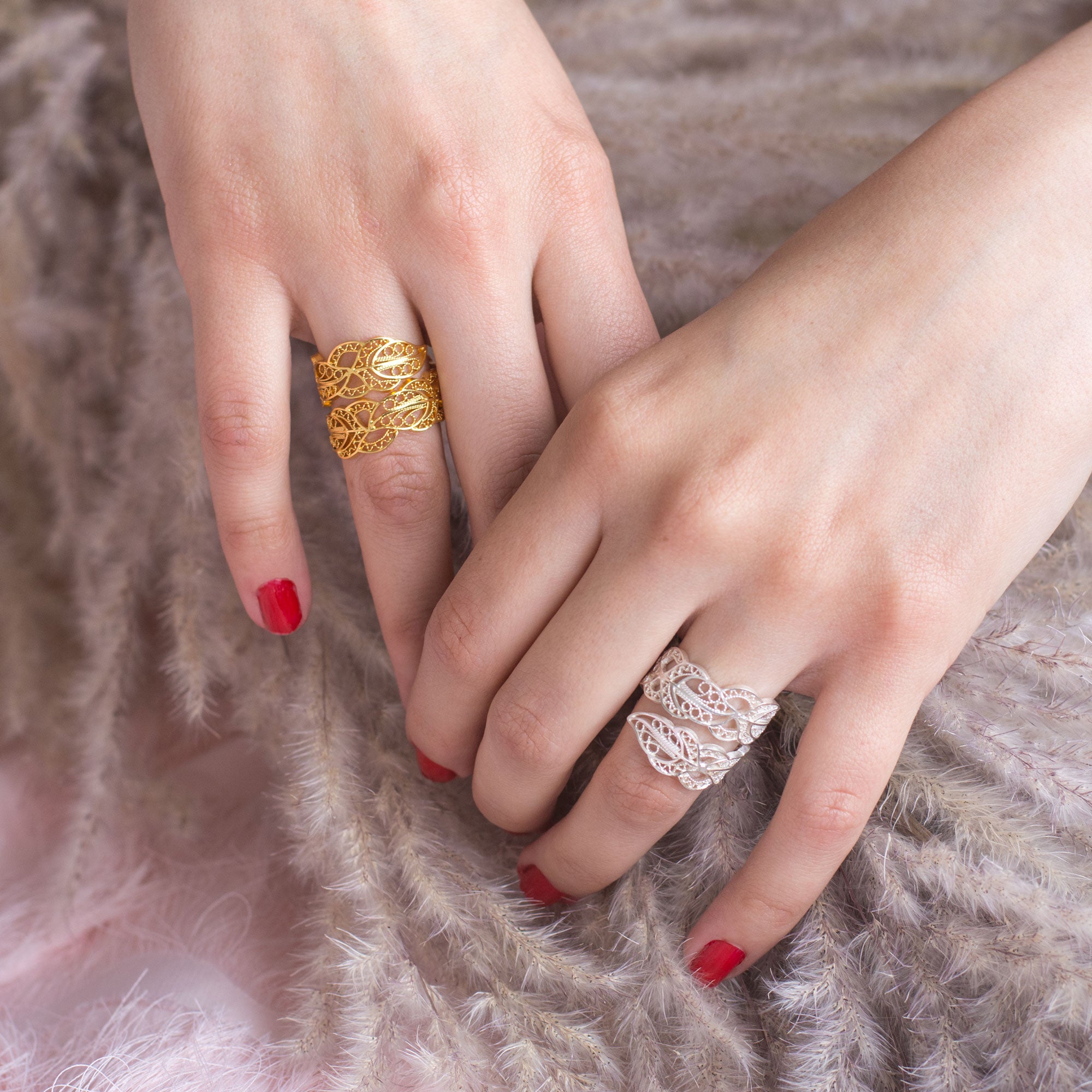 Anillo en filigrana momposina con forma de hojas abierto elaborado en plata 9.80 con chapado en oro de 24 kilates y protección en laca cataforética. Parte de la colección ELYSIA, inspirada en las coronas de laurel y las trenzas que adornaban a las antiguas griegas.  Joyas en plata hechas a mano por Artesanos Colombianos, Joya en filigrana momposina.