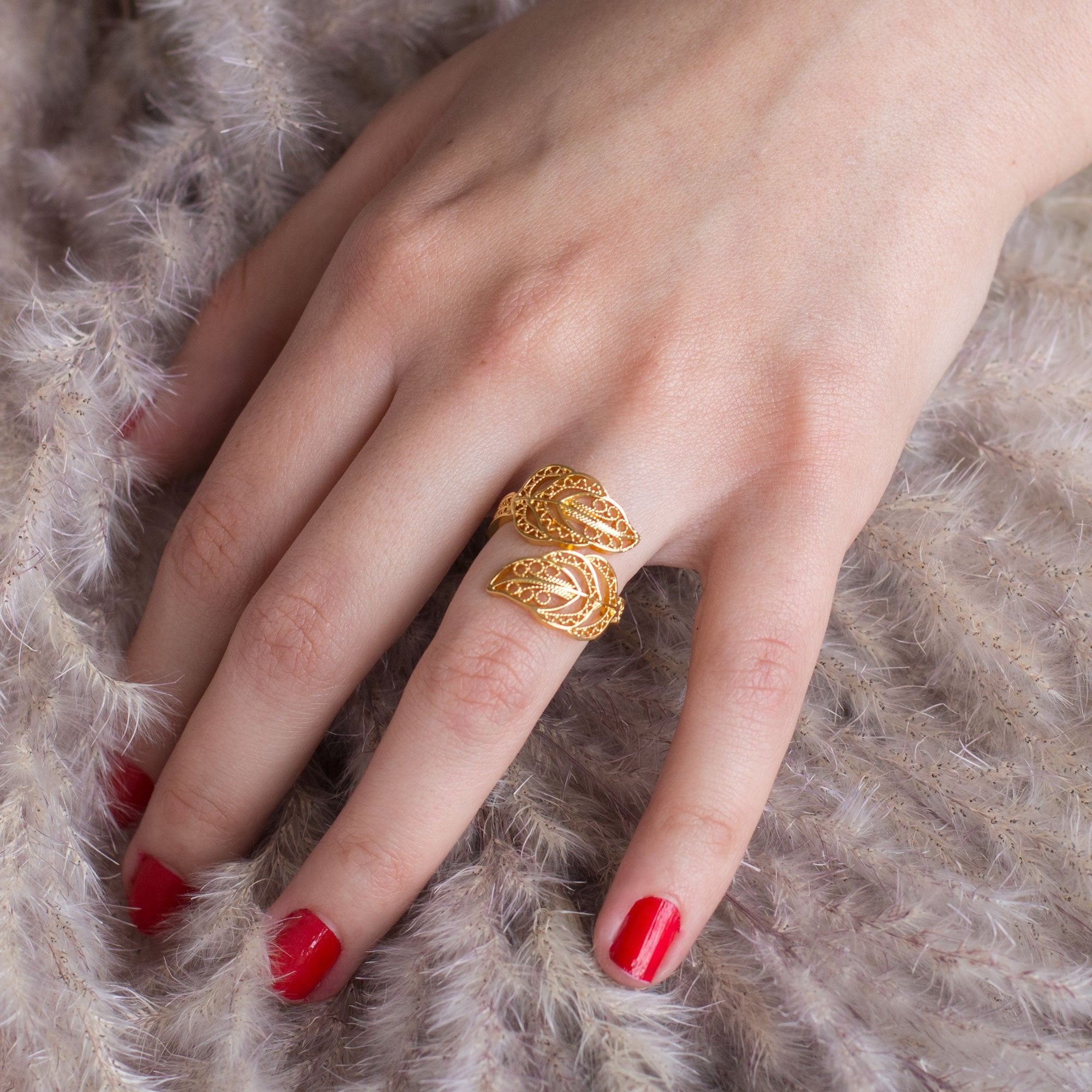 Anillo en filigrana momposina sencillo abierto elaborado en plata 9.80 con chapado en oro de 24 kilates y protección en laca cataforética.  Perfecto para regalar y sorprender a tu persona especial.