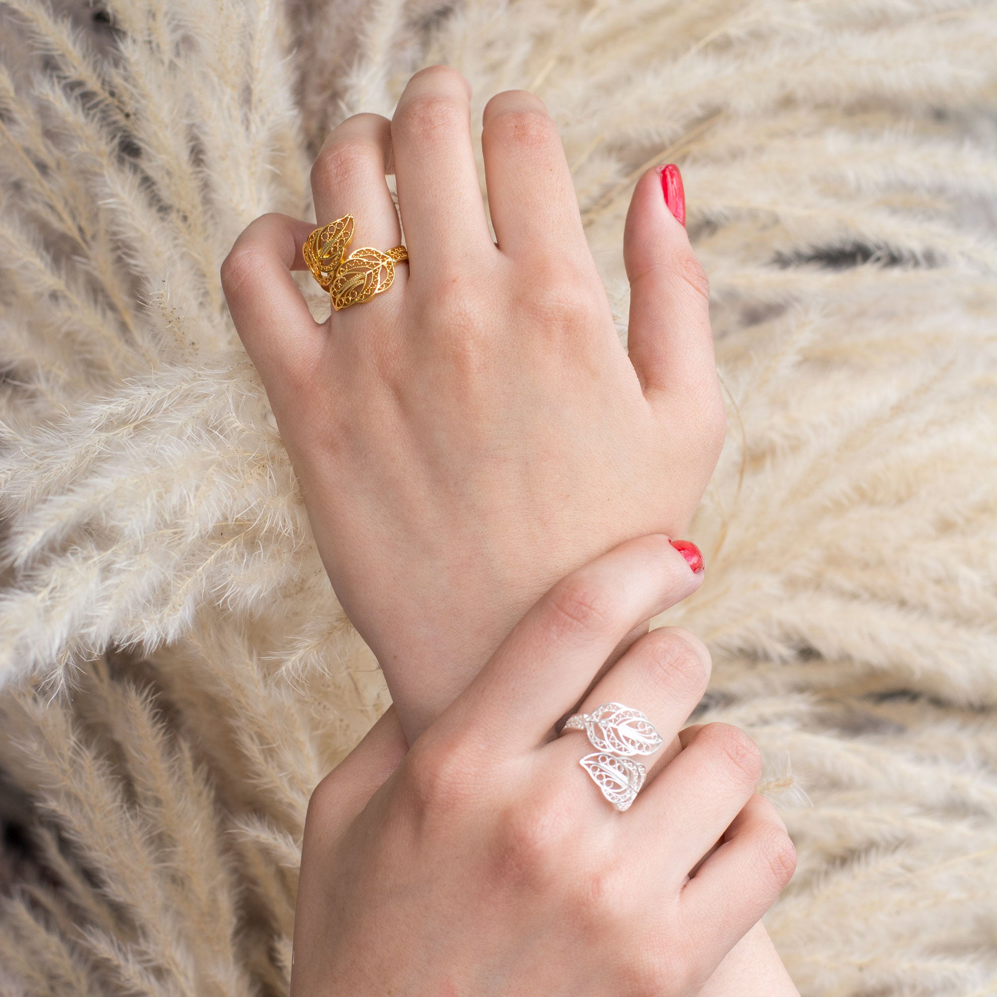 Anillo en filigrana momposina sencillo abierto elaborado en plata 9.80 con chapado en oro de 24 kilates y protección en laca cataforética.  Perfecto para regalar y sorprender a tu persona especial.