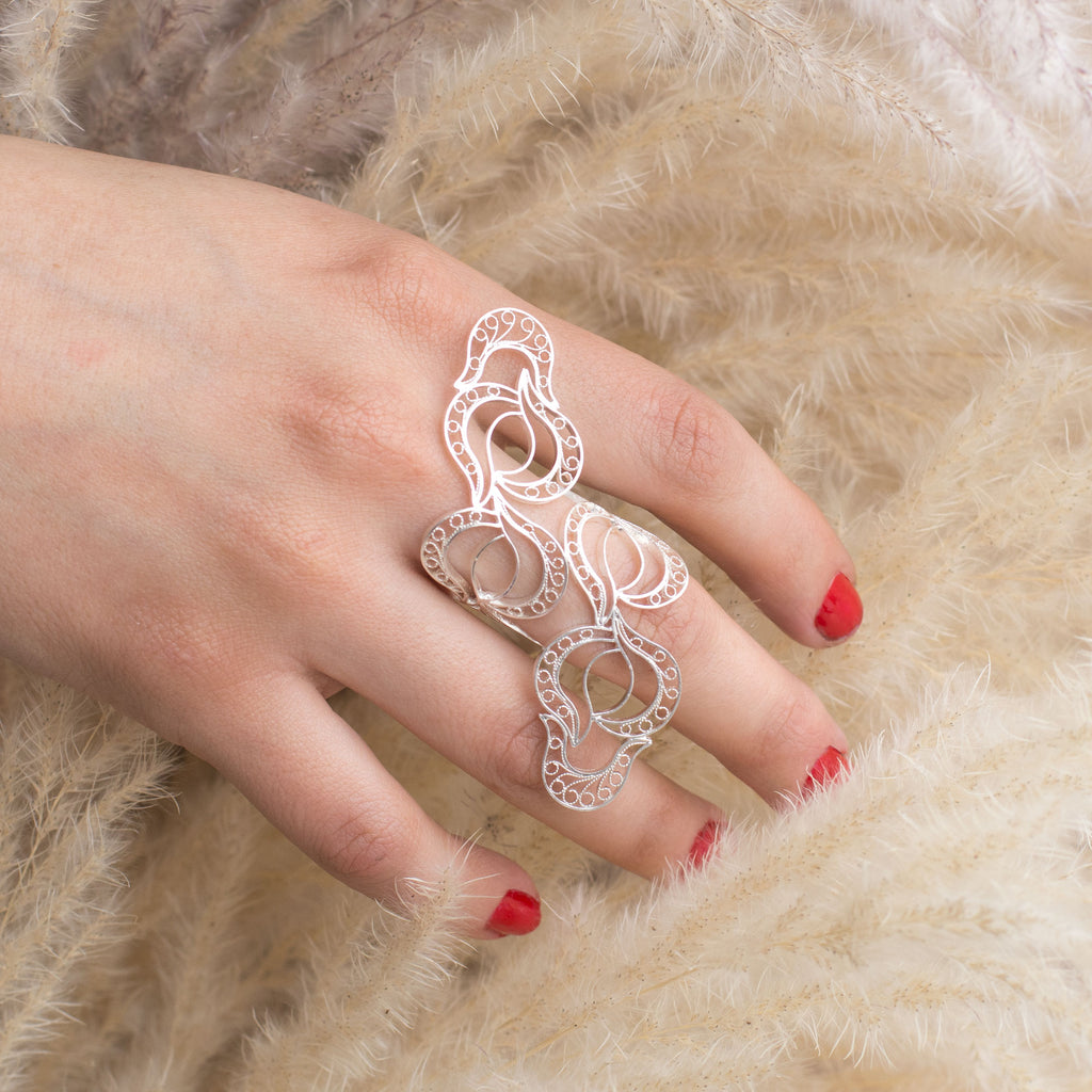 Anillo en filigrana momposina solapado elaborado en plata 9.80 con chapado en oro de 24 kilates y protección en laca cataforética. Parte de la colección Elysia, Inspirada en las coronas de laurel y feminidad y belleza de las trenzas griegas.