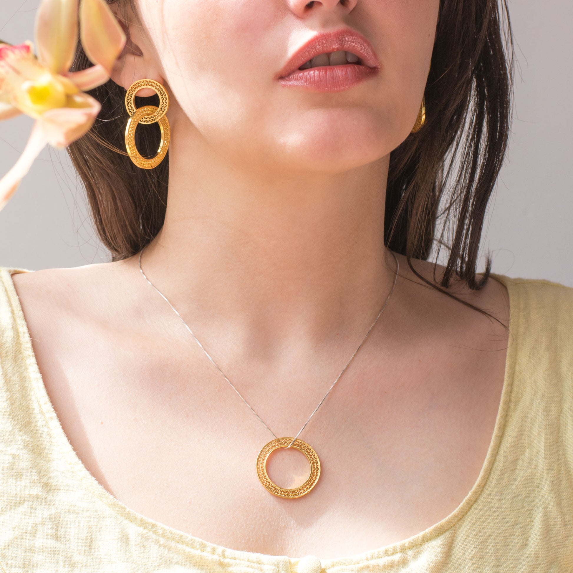 Gargantilla collar en filigrana momposina con aro de filigrana elaborada en plata 9.80 con chapado en oro de 24 kilates y oro rosa con protección en laca cataforética.