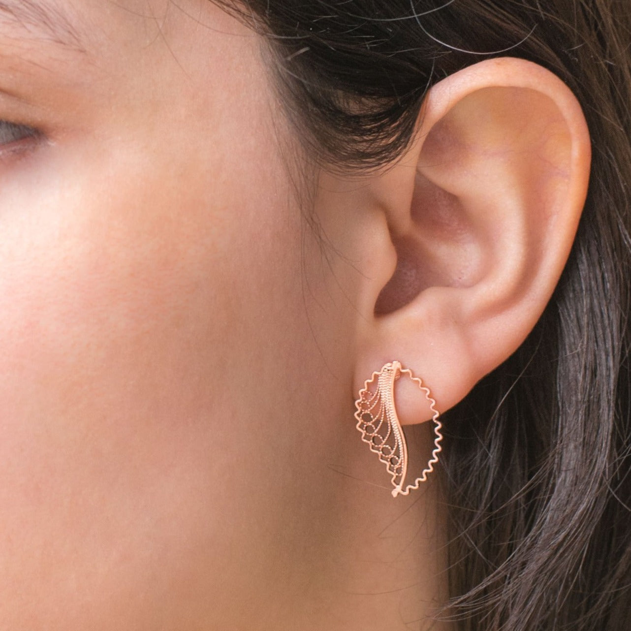 Aretes Topos en filigrana momposina elaborados en plata con chapado en oro rosa