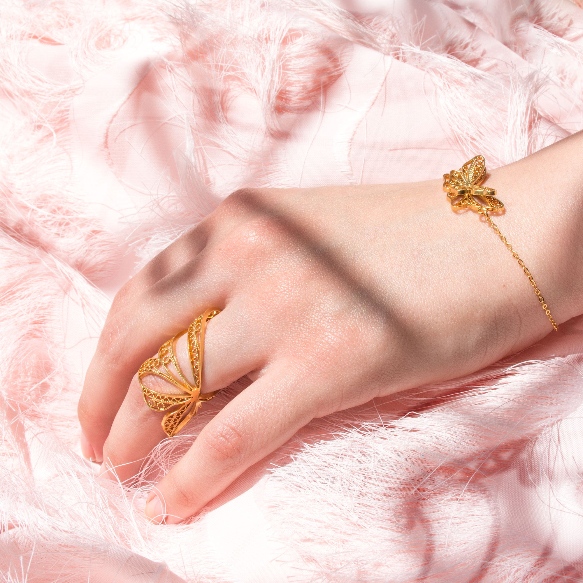 Pulsera de mariposa en filigrana momposina en plata chapados en oro de 24 kilates