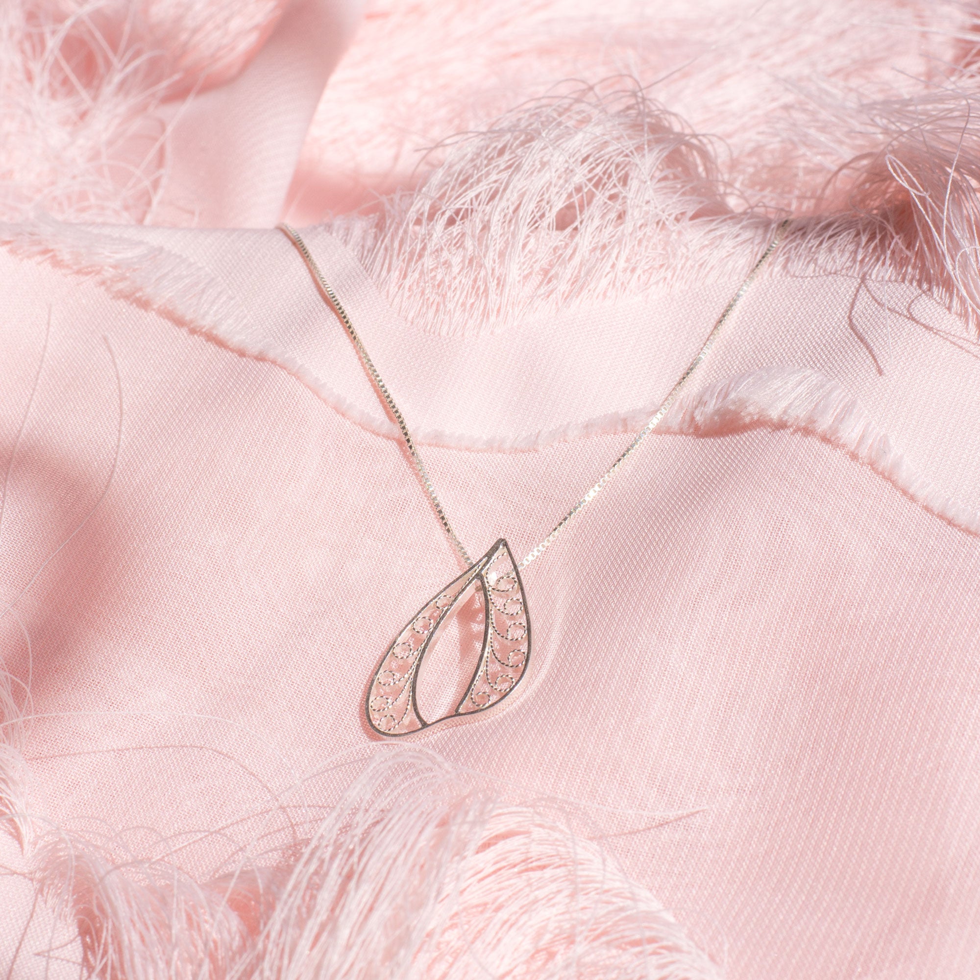 Gargantilla de mariposa en filigrana momposina en plata chapados en oro de 24 kilates