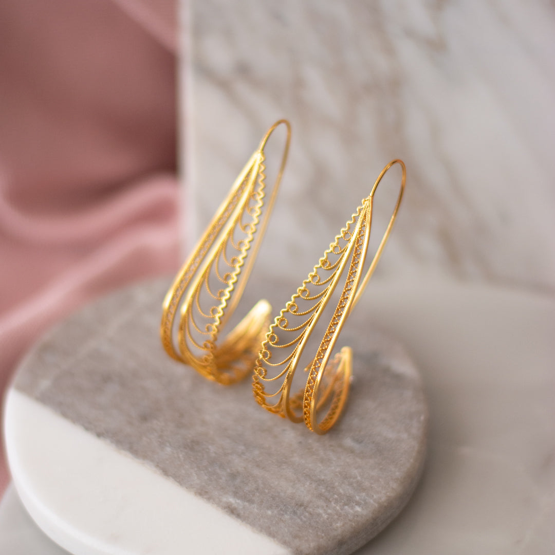 Pendientes en filigrana momposina tipo gancho o aro elaborados en plata 9.80 chapados en oro de 24 kilates u oro rosa y protección en laca cataforética. Parte de la colección FW'19 ELYSIA. Filigree Jewelry, #IAMDAILA.