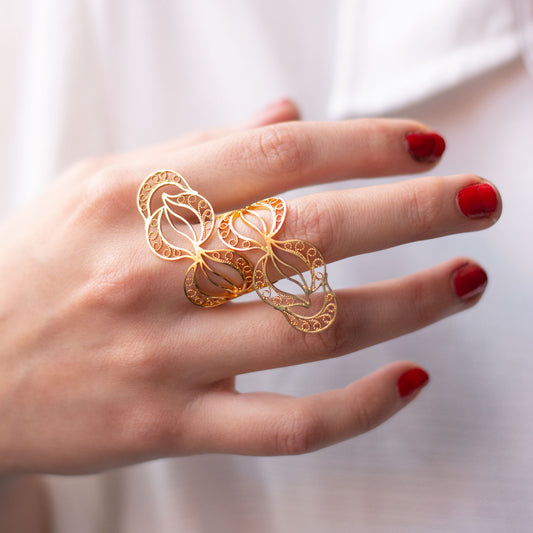 Anillo en filigrana momposina solapado elaborado en plata 9.80 con chapado en oro de 24 kilates y protección en laca cataforética. Parte de la colección Elysia, Inspirada en las coronas de laurel y feminidad y belleza de las trenzas griegas.