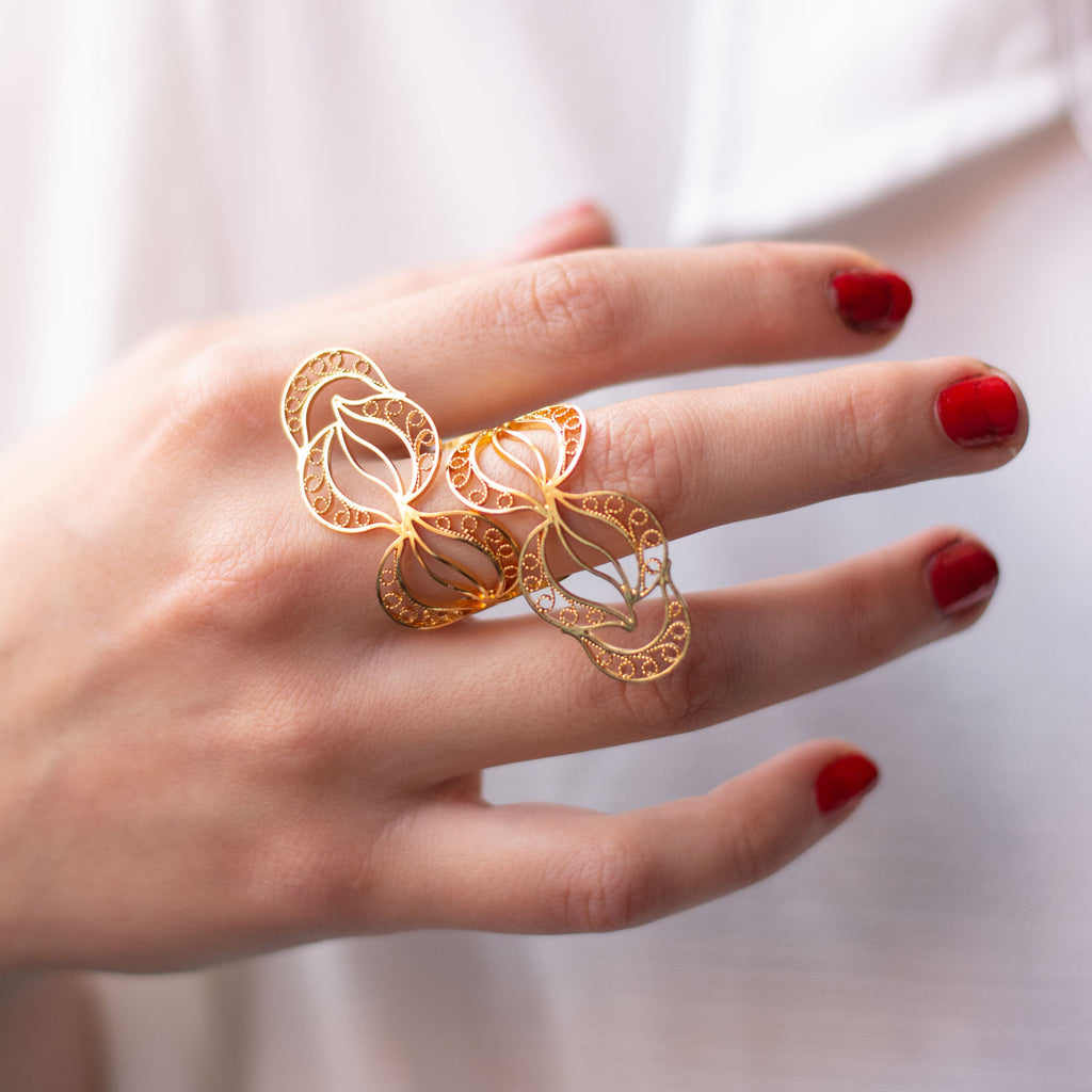 Anillo en filigrana momposina solapado elaborado en plata 9.80 con chapado en oro de 24 kilates y protección en laca cataforética. Parte de la colección Elysia, Inspirada en las coronas de laurel y feminidad y belleza de las trenzas griegas.